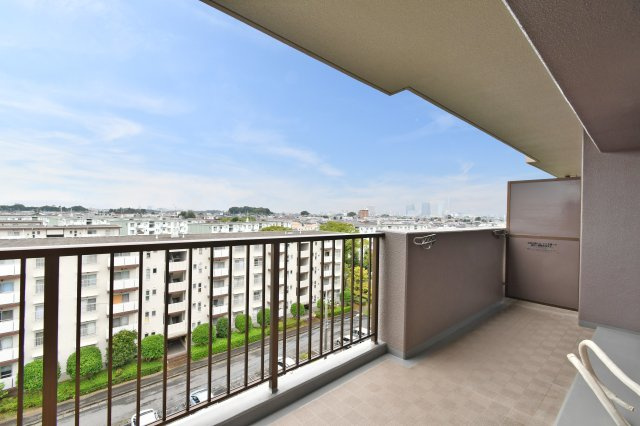 ヴィルヌーブ大宮のバルコニー|【バルコニー面積：10.80㎡】南東向きバルコニーからの眺望です。7階部分に付き、陽当たり・眺望良好で、天気の良い日には青空が広がります。面積も広く、お洗濯もスムーズに行えますよ。