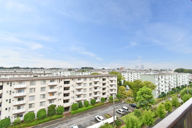 ヴィルヌーブ大宮の展望|8階建ての7階部分になります。バルコニーから見える眺望は気持ちよく朝を迎えることができますね！天気の良い日のお洗濯がはかどり、バルコニーの活用のイメージが膨らみますね◎