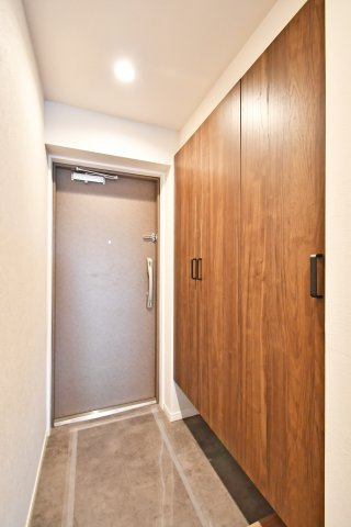 ヴィルヌーブ大宮の玄関|木目を基調とした玄関。明るく広く見せる工夫が施されております！センサーライトになっておりますので、電気の消し忘れもない＆帰宅時も明るい玄関でお出迎えしてくれる家族想いな玄関です。