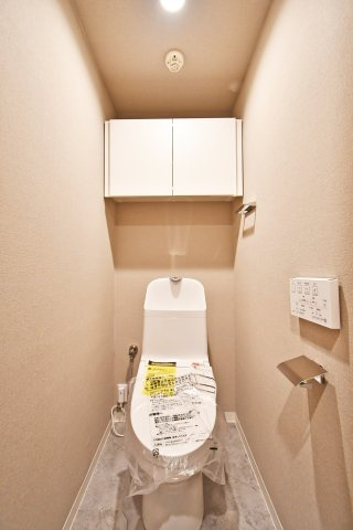 ヴィルヌーブ大宮のトイレ|水回り交換済、清潔感を保ちやすいトイレ空間。温水洗浄便座付き、毎日使う場所だからこそ快適性をしっかり確保。写真で暮らしを想像し、ご家族で内覧し収納・採光・動線・設備の使い勝手を確認ください。