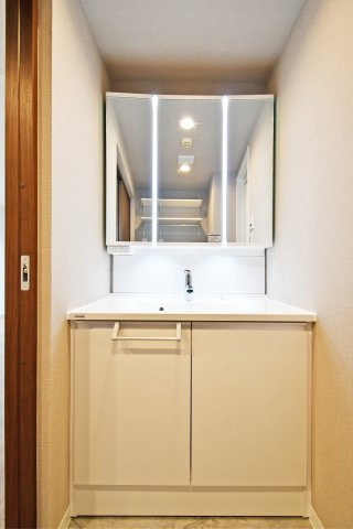 ヴィルヌーブ大宮の独立洗面台|洗面台は鏡も大きく朝の寝癖直しも楽々。鏡横には歯ブラシセットやスキンケアも収納できて魅力的です！下の収納にもドライヤーや入浴グッツ、洗剤のストックなど…様々なものが収納できる便利な設備です！