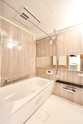 ヴィルヌーブ大宮の浴室|雨で外に干せない日でも部屋干し特有の臭いを防げる、浴室乾燥機付きの物件です。綺麗に整備された中古マンションで清潔感を感じます。ゆったりとしたくつろぎの空間のある、3LDKの物件です。