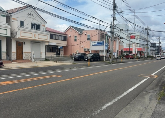 【前面道路含む現地写真】 | 住宅用の土地では前面道路に2m以上接していなければならないと法律で定められています。しかし、お持ちの車のサイズやライフスタイルなどにより、2mでは利便が悪い場合もございますので、事前に確認しましょう。