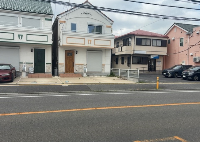 【前面道路含む現地写真】 | 道幅が広い場所は日当たりや風通が良好です。幅が広いのですれ違いも可能ですし大きな車でも駐車可能！一方で、大型車が通ることも多くなるため交通量の増加により騒音に繋がります。また土地の値段が高くなります。