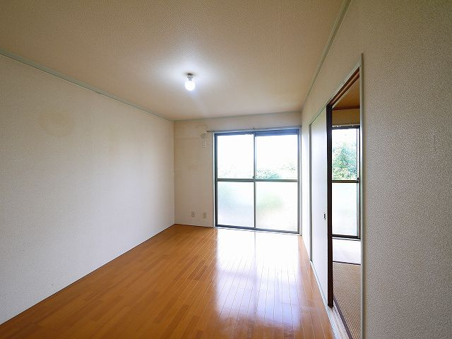 ヴィラ大安寺の洋室|きれいな洋室です