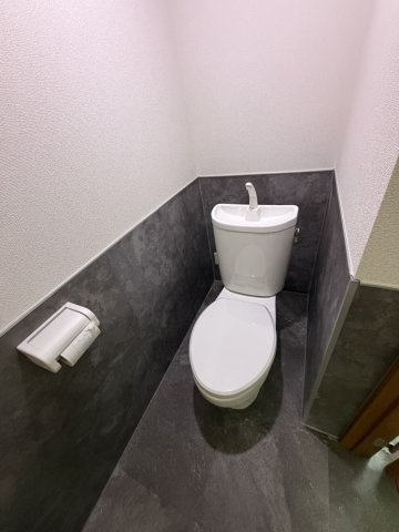 住吉宮町2丁目戸建てのトイレ