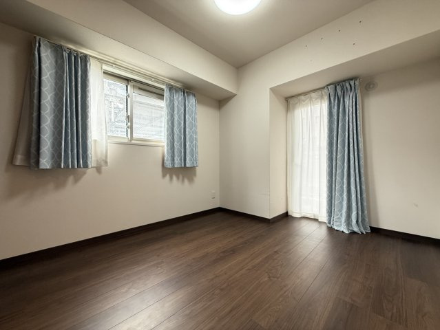 ロイヤルガーデン千舟町の洋室|角住戸ならではの2面採光を実現した北西洋室は、柔らかな光と心地よい風が通り抜けます。