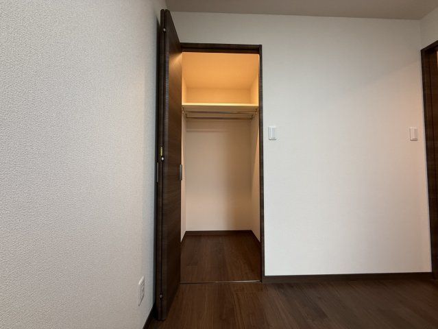 ロイヤルガーデン千舟町の収納|丈の長いコートや季節家電も余裕をもって収まるWIC完備。