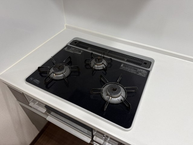 ロイヤルガーデン千舟町のキッチン|同時に三つの料理を進められる3口コンロは、忙しい時間帯の強い味方です。