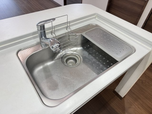 ロイヤルガーデン千舟町のキッチン|広いシンクは大きな鍋も洗いやすく、低騒音設計で水の音を抑えます。