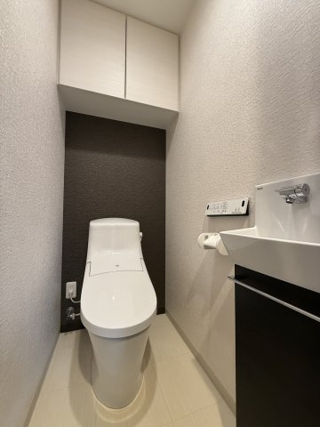 ロイヤルガーデン千舟町のトイレ|清潔感のある温水洗浄便座を標準装備し、毎日使う場所だからこその快適さを追求しました。