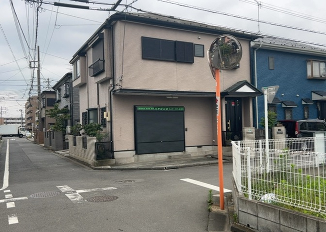 【前面道路含む現地写真】 | 住宅用の土地では前面道路に2m以上接していなければならないと法律で定められています。しかし、お持ちの車のサイズやライフスタイルなどにより、2mでは利便が悪い場合もございますので、事前に確認しましょう。