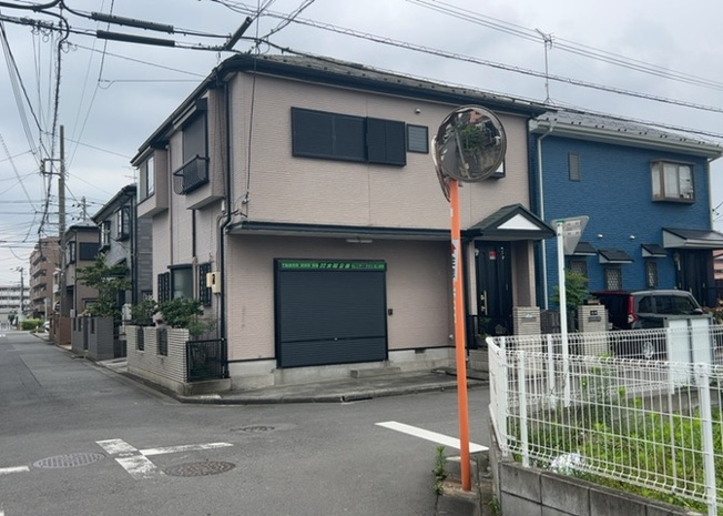 【前面道路含む現地写真】 | 道幅が広い場所は日当たりや風通が良好です。幅が広いのですれ違いも可能ですし大きな車でも駐車可能！一方で、大型車が通ることも多くなるため交通量の増加により騒音に繋がります。また土地の値段が高くなります。