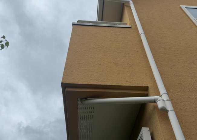 【バルコニー】 | バルコニーは、室外の専用スペースのうち、「屋根がなく開放された空間」であるものを指します。ベランダより広いタイプのものが多く、日当たりもよいため家庭菜園などを楽しみたい人にとって適した環境となります。