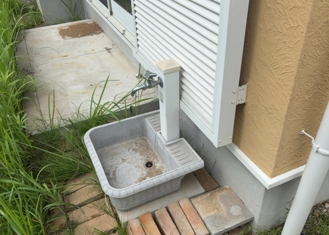 【設備】 | 敷地内に散水栓や立水栓があると便利です。水道水を直接利用できるため、水を運ぶ手間を省くことが出来ます。大量の水を必要とする洗車作業や清掃などに役立ちます。その他設備とあわせて、現地でご確認ください。