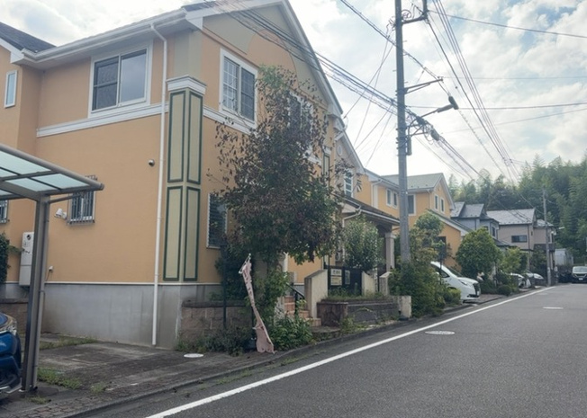 【前面道路含む現地写真】 | 物件の前面道路を含む現地写真です。周辺交通量が少なめの静かな住環境で、小さなお子様がいるご家庭でも安心してお過ごしいただけます。横浜線片倉駅から徒歩14分とアクセスも大変スムーズなロケーションです。