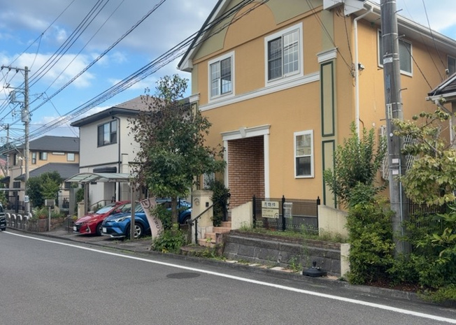 【前面道路含む現地写真】 | 前面道路の幅員や接道状況をご確認いただけます。閑静な住宅街の一角に立地し、片倉車石北公園までわずか2mの近さです。近隣環境や道路の通り抜けやすさなどもあわせて現地でご覧になってみてください。