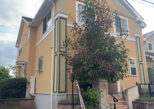 【外観】 | 建物面積137.87平米(約41.70坪)を誇る5LDKの木造2階建て住宅です。都市ガス・公営水道・公共下水といったインフラ設備も完備。2026年7月の内装リフォームを終え、即引渡しも可能な物件です。