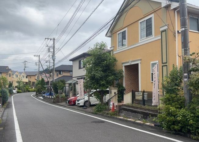 【前面道路含む現地写真】 | 南側道路の場合は長い時間光を入れ込むことができるため、庭やリビングを道路側に持ってくることが多く土地価格も高い傾向にあります。一方北側道路だとリビングや庭が南側になりプライバシーを守ることができます。