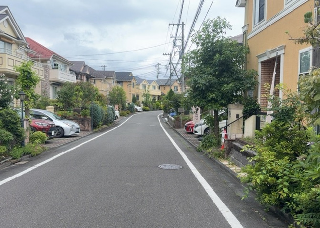 【前面道路含む現地写真】 | 東側道路の場合は居室を南向きに設計しやすいため、朝日が入りやすいというメリットがあります。一方、西側道路も東側同様に居室を南向きに設計しやすいのですが、住宅地だと朝日が入りにくいという弱点があります。