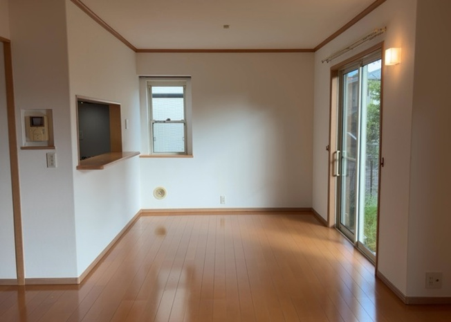 【ダイニング】 | 大きなダイニングテーブルも配置しやすいゆとりあるダイニングエリアです。20.3帖のLDK内に位置し、キッチンから出来立てのお料理をすぐ食卓へ配膳できます。全居室フローリング仕上げで掃除も簡単です。