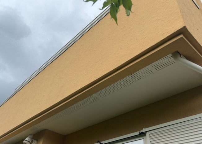 【バルコニー】 | バルコニーは、建物内から室外へ楽に出入りできる便利なスペースです。また、バルコニーには手すりを付けることが義務付けられており、手すりの高さは110cm以上で施工することが建築基準法で定められています。