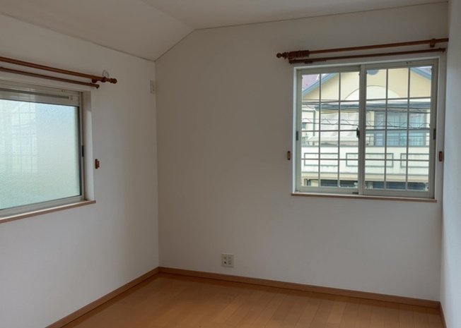 【子供部屋】 | 2階に配置された5.7帖の洋室です。全居室フローリング仕上げで掃除がしやすく、子供部屋や勉強部屋として最適です。クロゼット収納も標準装備されているため、おもちゃや教材もすっきり片付きます。