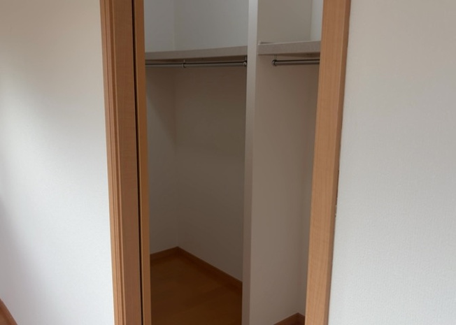 【収納】 | 豊富な収納力を誇るウォークインクロゼットです。衣類はもちろん、スーツケースや季節家電などの大型荷物もすっきりまとめて収納可能です。2026年7月のリフォームで室内も美しく整備されています。