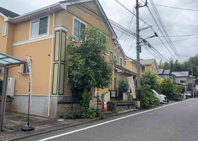 【前面道路含む現地写真】 | 住宅用の土地では前面道路に2m以上接していなければならないと法律で定められています。しかし、お持ちの車のサイズやライフスタイルなどにより、2mでは利便が悪い場合もございますので、事前に確認しましょう。