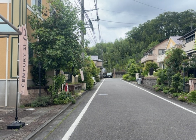 【前面道路含む現地写真】 | 道幅が広い場所は日当たりや風通が良好です。幅が広いのですれ違いも可能ですし大きな車でも駐車可能！一方で、大型車が通ることも多くなるため交通量の増加により騒音に繋がります。また土地の値段が高くなります。