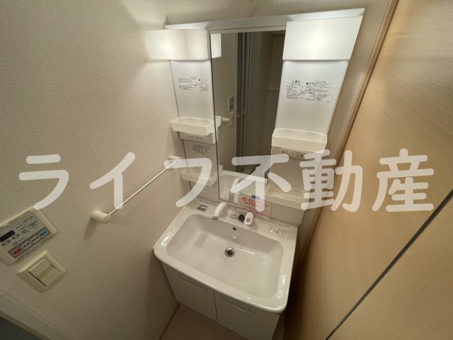 メゾンラフィネの独立洗面台|独立洗面台、小物を置くことができて便利です