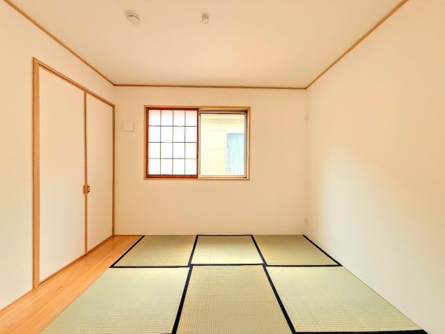 戸塚区戸塚町　中古戸建て　第7の和室|◆柔らかい陽光が差し込む明るいお部屋を演出する設計。彩光の取れる窓が気持ちの良いお部屋を創り上げます。