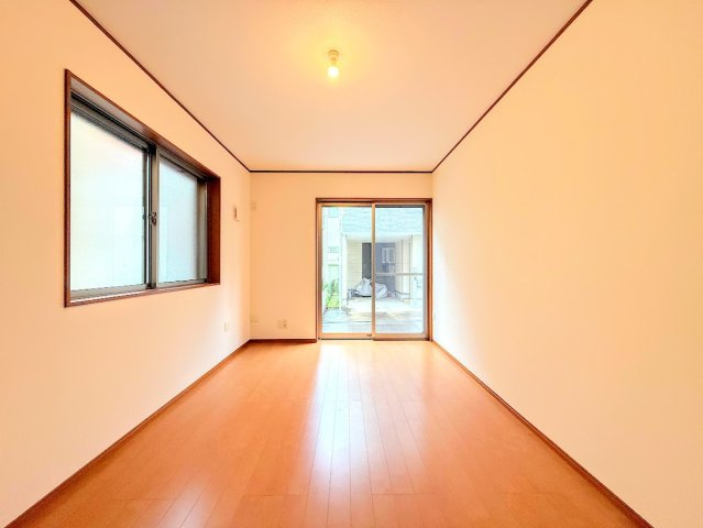 戸塚区戸塚町　中古戸建て　第7の洋室|◆室内はいつも明るい印象なので気持ちの良い朝を迎えられます。各部屋にはクローゼットを完備しており、収納が多いお家はすっきりして快適空間です。