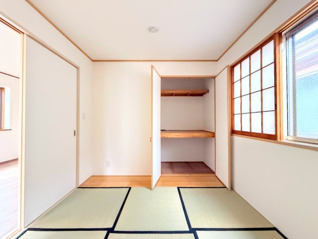 戸塚区戸塚町　中古戸建て　第7の和室|◆子どものスタディ空間として、あるいは書斎やホビールームとして生活スタイルに合わせて使えるプライベートルーム。居心地のいい落ち着いたインテリアが似合います。