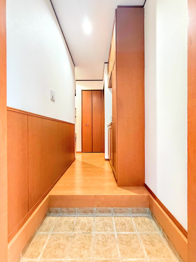 戸塚区戸塚町　中古戸建て　第7の玄関|◆明るい玄関です！散らかりやすい玄関もスッキリする大容量のシューズボックス付き。