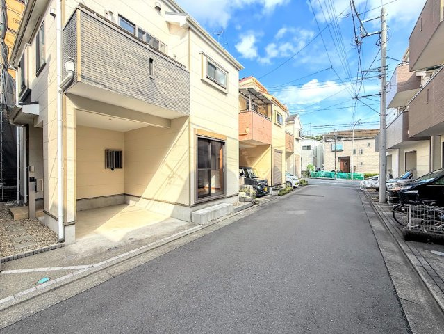 戸塚区戸塚町　中古戸建て　第7の前面道路含む現地写真|◆前面道路も幅員があり車の運転も安心！前面道路は閑静な住宅地。車通りの少ない道路です。お子様にも安心です。