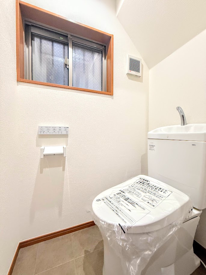 戸塚区戸塚町　中古戸建て　第7のトイレ|◆清潔感のある白を基調とした落ち着ける空間。小窓をもうけていますので、こもりやすい空気の入れ替えも簡単に行えますね！