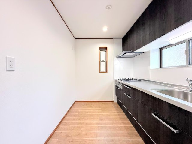 戸塚区戸塚町　中古戸建て　第7のキッチン|◆デザイン性と機能性を兼ね備えたキッチンです。リビングスペースとの一体感が生まれ、広々空間を演出してくれます。