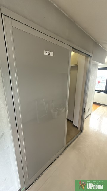 小牧KANEKOビルの玄関