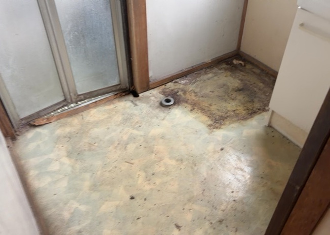 【脱衣所】 | 多くの戸建て住宅で見かける洗面脱衣所は、洗面台と洗濯機が2畳ほどのスペースに並べられていて、洗面所が脱衣所を兼ね備えている間取りが一般的です。お客様が利用することもある、パブリックな空間でもあります。