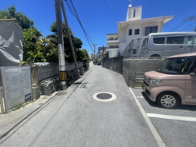 宜野湾市大謝名1丁目（全2棟）B号棟の前面道路含む現地写真|※南東側4m～4.4m♪
