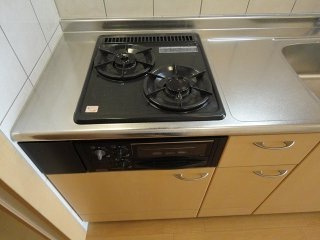 ムーンレジデンスのキッチン|グリル付きガスコンロ