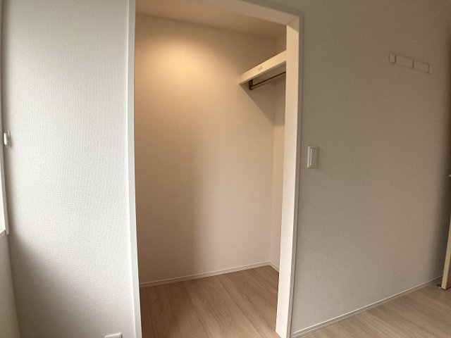 ラ・ヴェール杉尾台の収納|幅広の大きなクローゼット収納