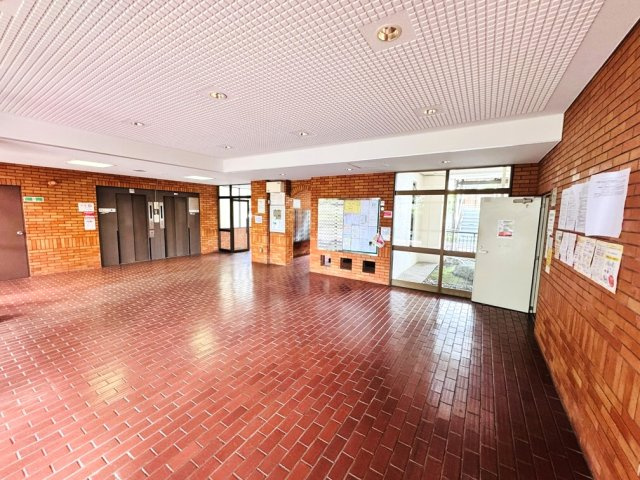 【ロビー】 | パークシティ光が丘 6号棟（成増店） | 全体的にレンガ調で趣のあるロビー。