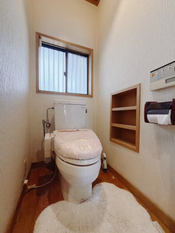 【中古戸建】深谷市上柴町東7丁目のトイレ|■トイレ｜壁には小物を置けるスペースがあるのでトイレットペーパーのストックを置いておくのにも便利です♪写真などを飾ってもおしゃれですね♪