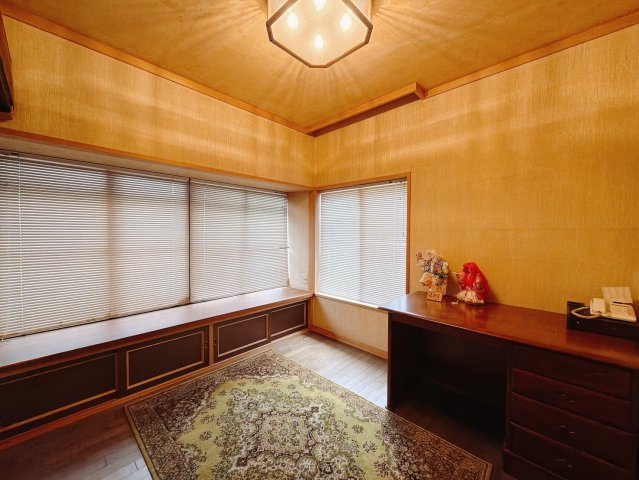 【中古戸建】深谷市上柴町東7丁目の洋室|■洋室｜ほっと安らぐ落ち着いたナチュラルな色合い。ウッドの質感でお部屋も心もやさしいぬくもりに包まれます。様々な種類のインテリアグリーンを取り入れれば緑あふれる明るい空間にもなります♪