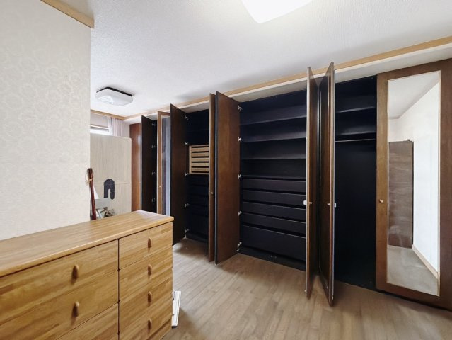 【中古戸建】深谷市上柴町東7丁目の収納|■収納｜お気に入りのお洋服もシワを作らずきれいに管理ができるシステム収納！今お使いの収納ケースもスッポリそのまま収まる広さです♪増えていくお洋服やご家族での思い出の品もしっかりと収納します( ＾＾ )