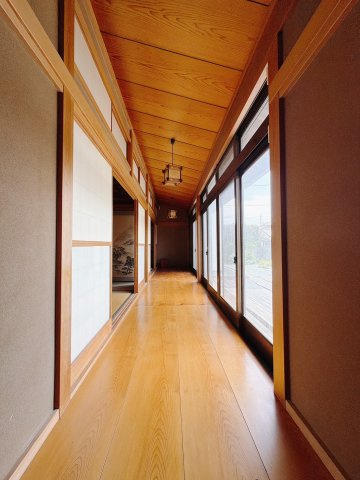 【中古戸建】深谷市上柴町東7丁目のその他共用部分|■縁側｜日常に”ほっと一息”をプラスしてくれる縁側。四季を感じながら、ゆったりとした時間を楽しめる贅沢な空間です♪