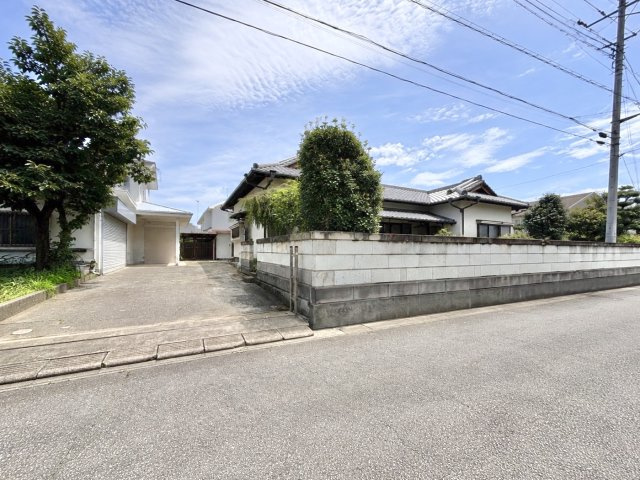 【中古戸建】深谷市上柴町東7丁目の外観|■外観｜電動シャッター車庫は防犯性が高く、雨風や砂埃から愛車を守ることが出来ます。小さなお子様の乗り降りも安心な安全性に配慮された空間です♪