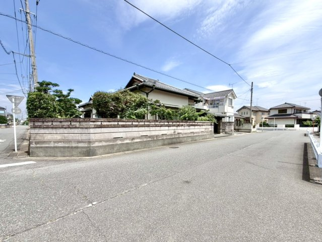 【中古戸建】深谷市上柴町東7丁目の外観|■外観｜周囲の見渡しが良いため、車の出入りやすれ違いもスムーズで日々の運転も安心して行えます♪